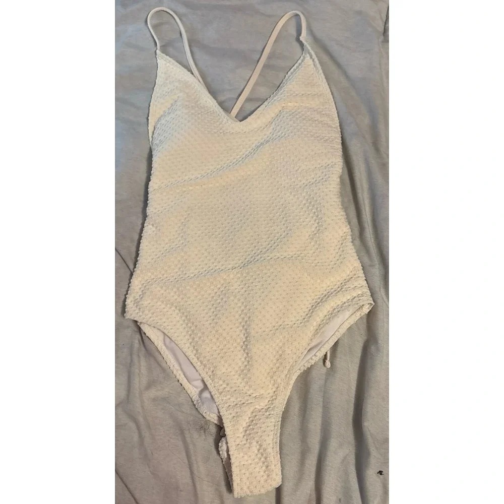 Women's Textured Cream‎ High Leg V Neck One Piece Swimsuit, Small